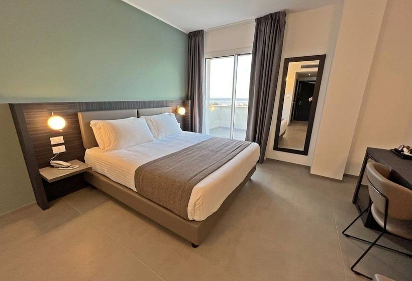 اتاق سه نفره دلوکس با چشم‌انداز دریا, Resort La Battigia Beach & Spa