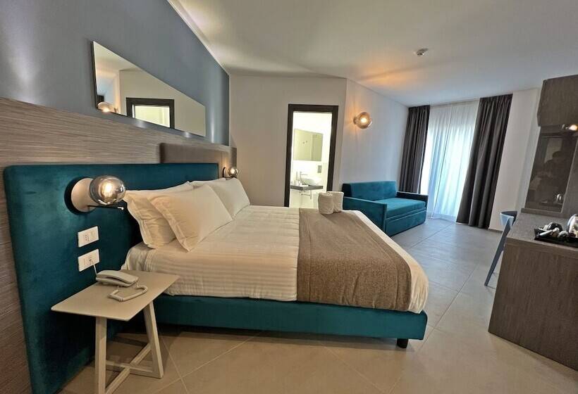 اتاق سه نفره دلوکس با چشم‌انداز دریا, Resort La Battigia Beach & Spa