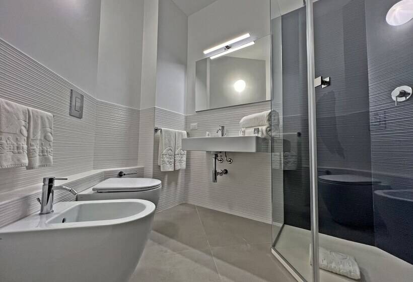 اتاق سه نفره دلوکس با چشم‌انداز دریا, Resort La Battigia Beach & Spa