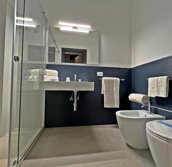 اتاق سه نفره دلوکس با چشم‌انداز دریا, Resort La Battigia Beach & Spa
