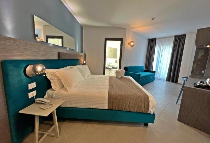 اتاق سه نفره دلوکس با چشم‌انداز دریا, Resort La Battigia Beach & Spa
