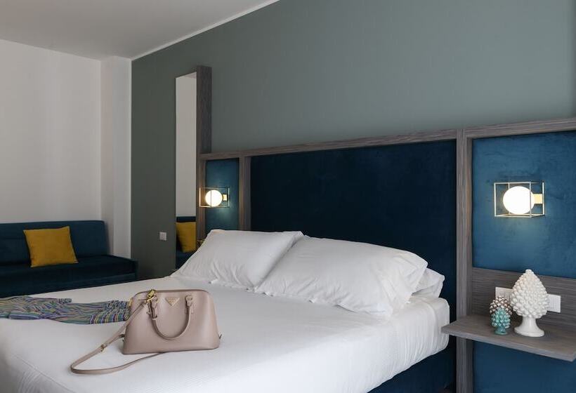 اتاق سه نفره دلوکس با چشم‌انداز دریا, Resort La Battigia Beach & Spa