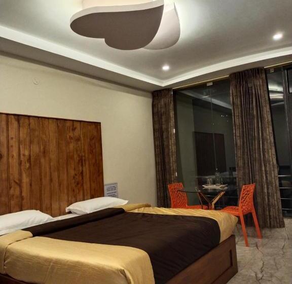 اتاق لوکس با بالکن, Green Park Grand Inn