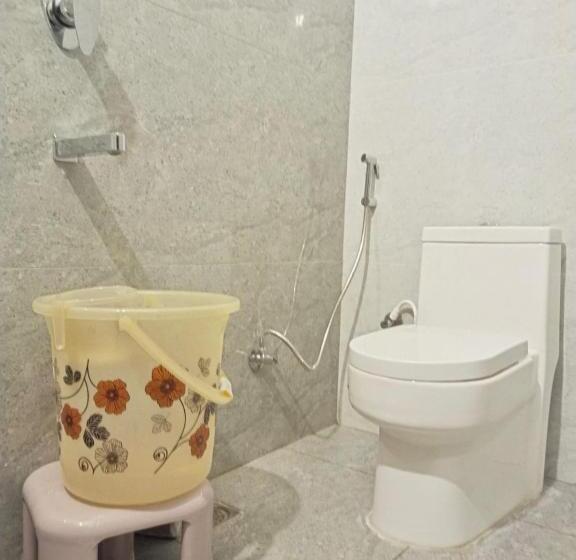 اتاق خانوادگی با چشم‌انداز کوه, Green Park Grand Inn