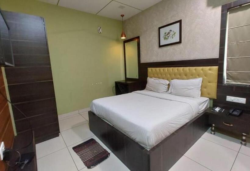 اتاق لوکس با تخت بزرگ, Goroomgo Royal Crown Puri