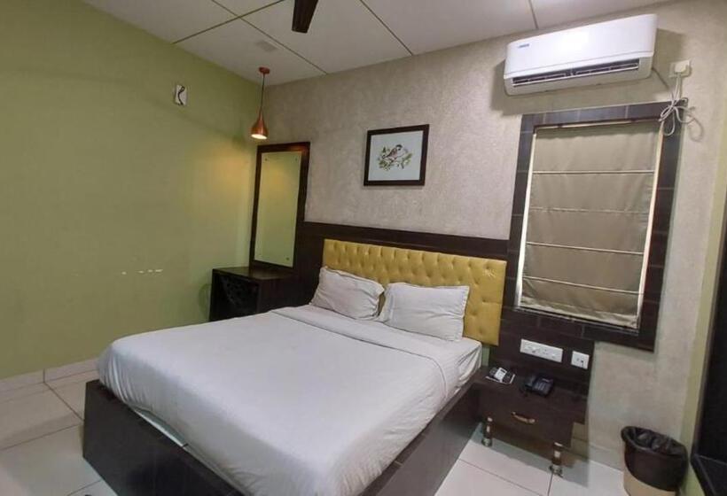 اتاق لوکس با تخت بزرگ, Goroomgo Royal Crown Puri