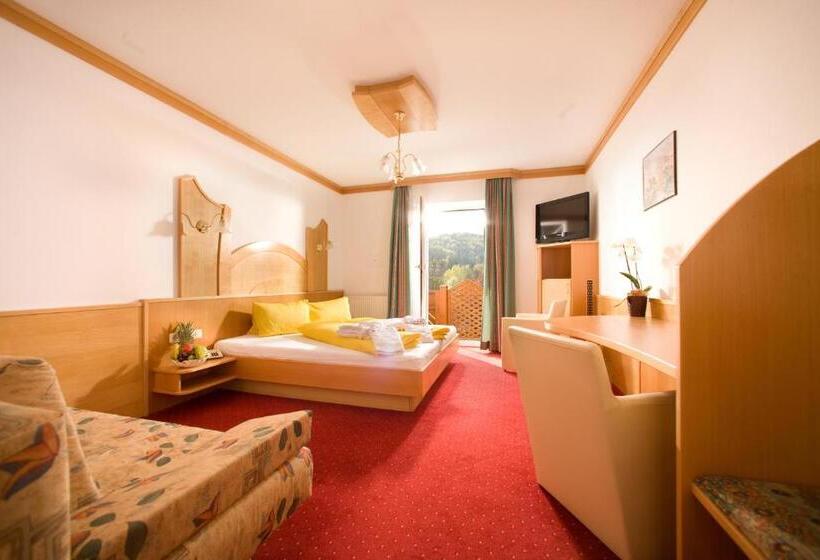 اتاق خانوادگی, Dreimaederlhaus Pension
