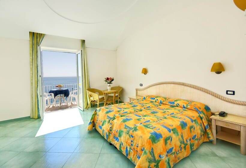 Standard Quadruple Room Sea View, Albatros