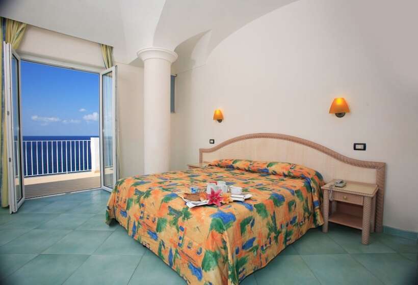 Standard Quadruple Room Sea View, Albatros