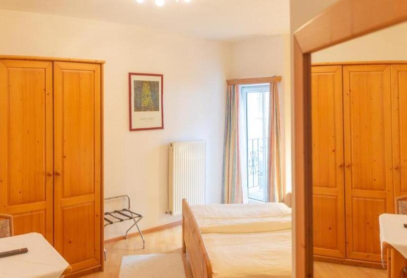 اتاق استاندارد, & Hostel Sandwirt