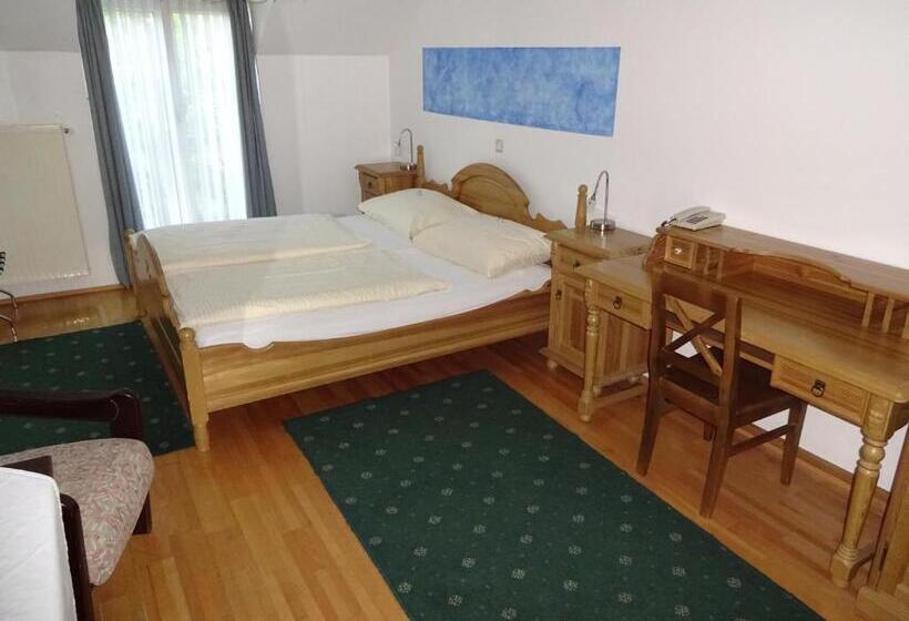 Standard Room, Garni & Hostel Sandwirt