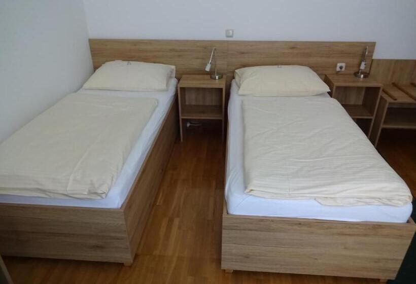 اتاق استاندارد, & Hostel Sandwirt
