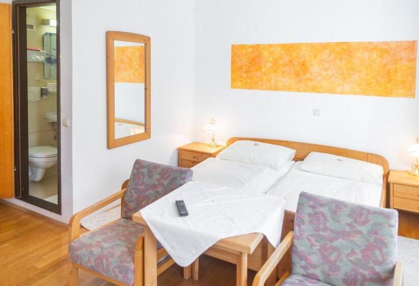 اتاق استاندارد سه نفره, & Hostel Sandwirt
