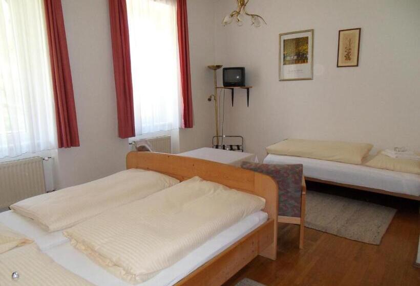 Standard Triple Room, Garni & Hostel Sandwirt