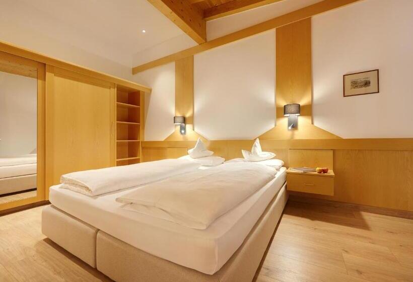 Superior Room, Goldene Rose