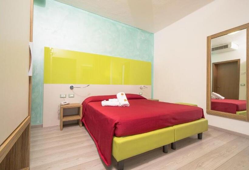 Family flat with balcony, Venezia