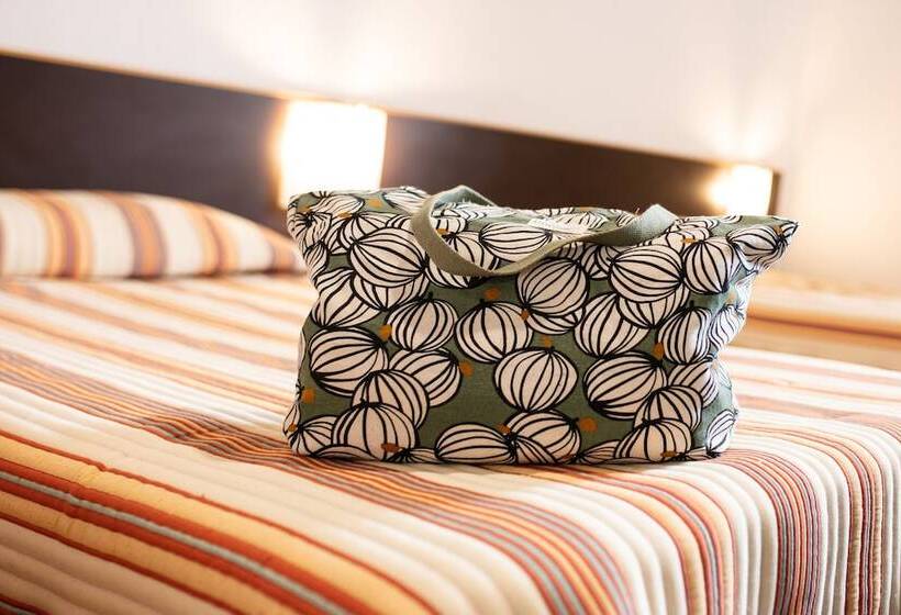 اتاق استاندارد سه نفره, Hôtel Hélianthe
