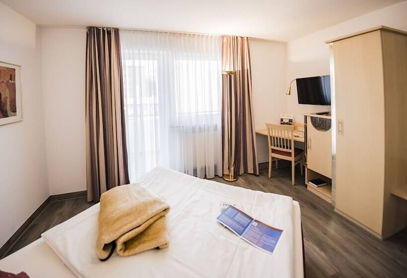 اتاق استاندارد یک نفره, City Hotel Garni