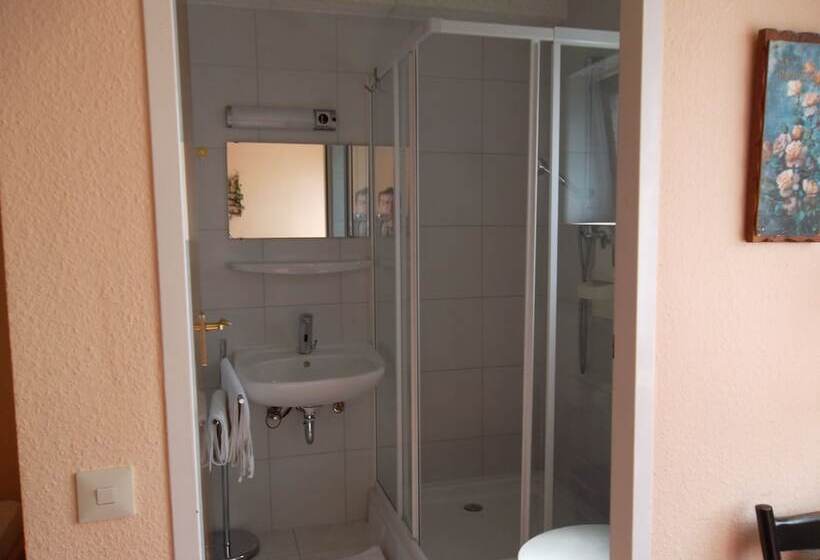 Standard Triple Room, Pension Mainzer Rad