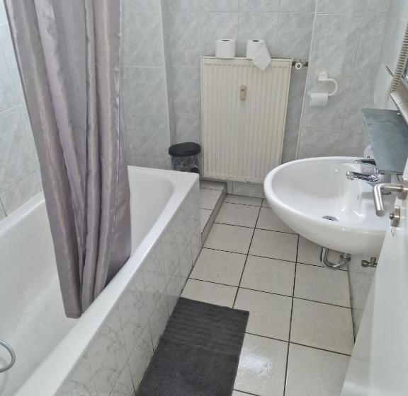 Standard Triple Room Shared Bathroom, Gz Hostel Bonn