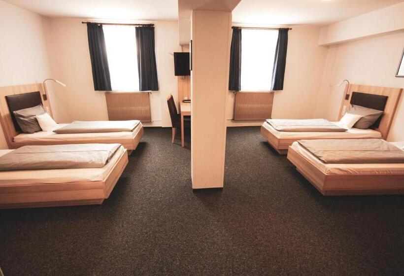 Standard Quadruple Room, Am Vogelsanger Weg