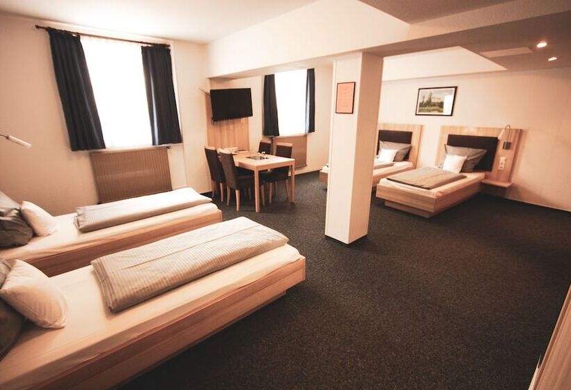 Standard Quadruple Room, Am Vogelsanger Weg