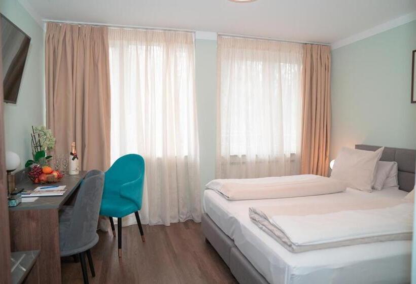 Deluxe Room, Knote