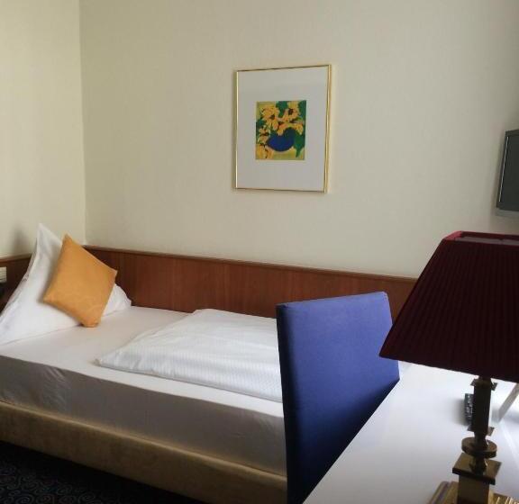 Chambre Standard Individuelle, Stadt