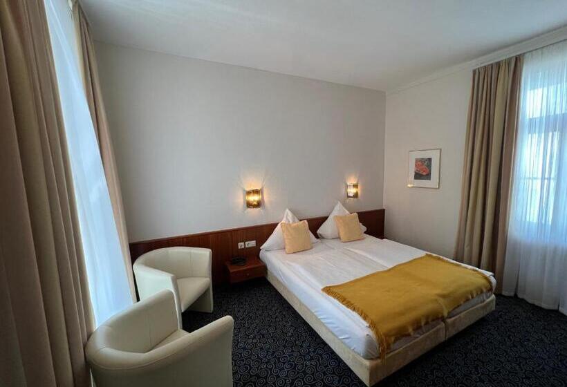 Standard Room, Stadt