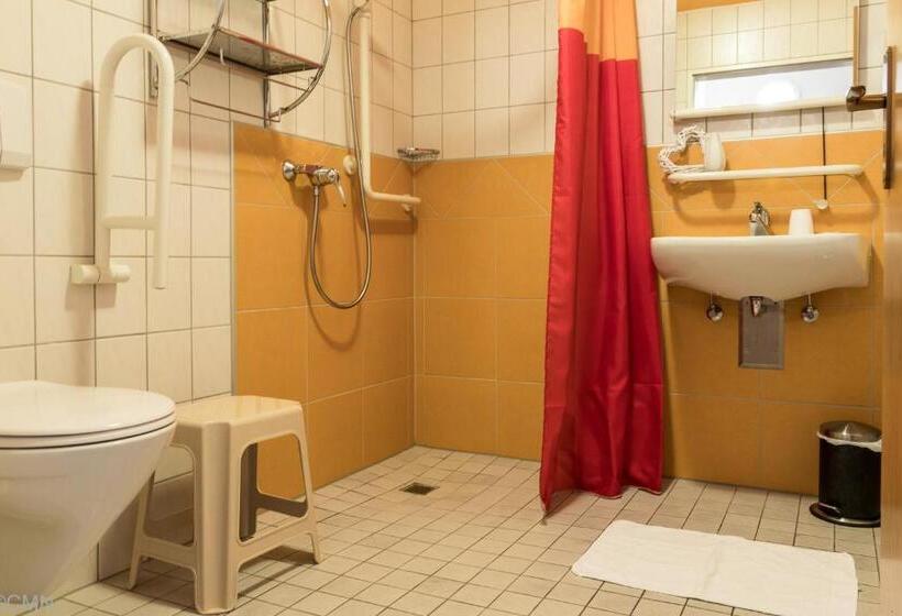 اتاق خانوادگی با چشم‌انداز باغ, Landhotel Baumwipfel