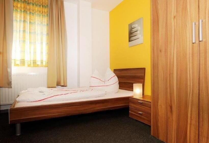 Standard Single Room Shared Bathroom, Goldener Hahn