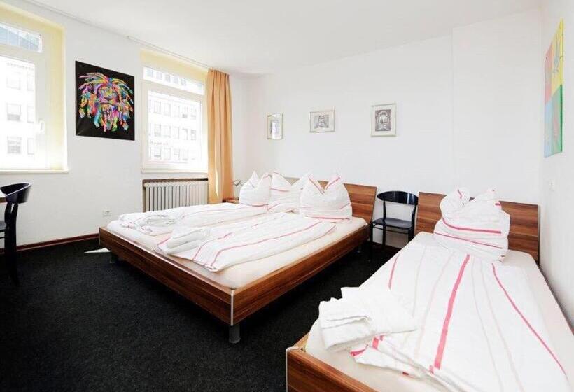 Standard 3 Bett Zimmer Geteiltes Bad, Goldener Hahn