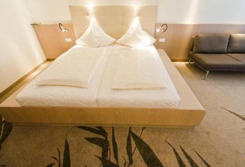 سوییت جونیور, Mintrops Land Hotel Burgaltendorf