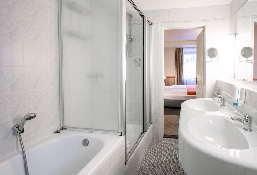 اتاق استاندارد سه نفره, Trip Inn Hotel Ariane