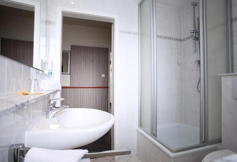 اتاق استاندارد سه نفره, Trip Inn Hotel Ariane