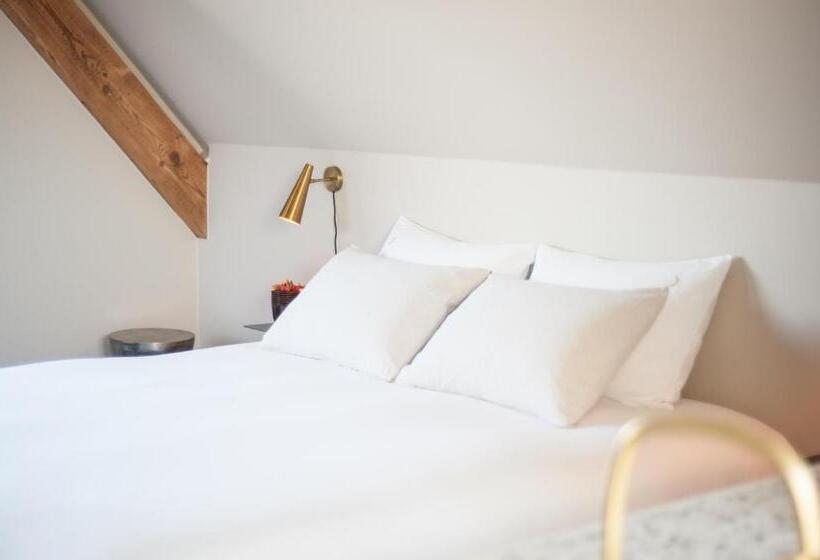 سوئیت با بالکن, B Guest Sleep & Retreat