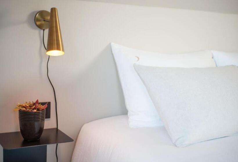 سوئیت با بالکن, B Guest Sleep & Retreat