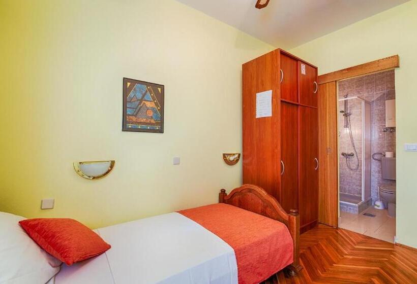 اتاق استاندارد یک نفره, Bed & Breakfast Senator