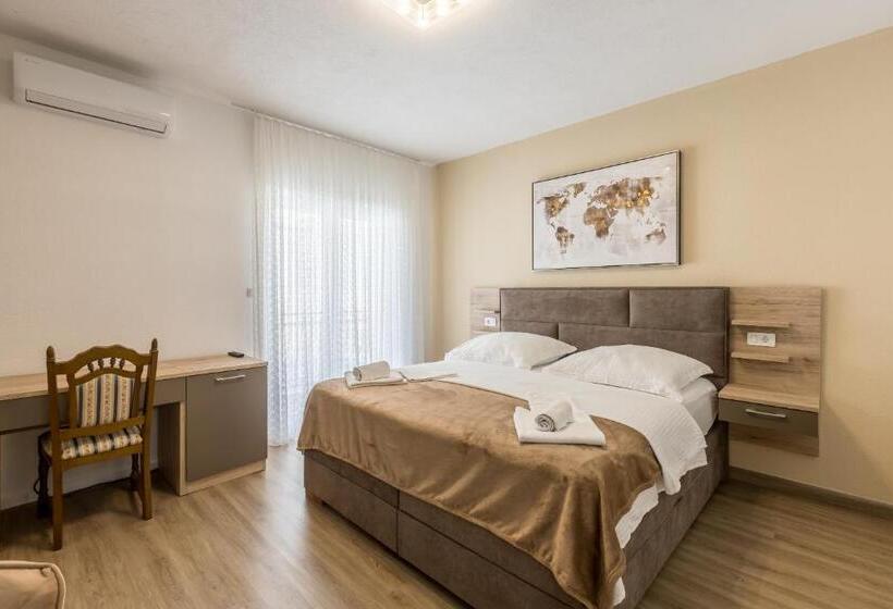 اتاق لوکس با بالکن, Bed & Breakfast Senator
