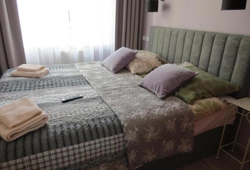 1 Bedroom Apartment, Cis