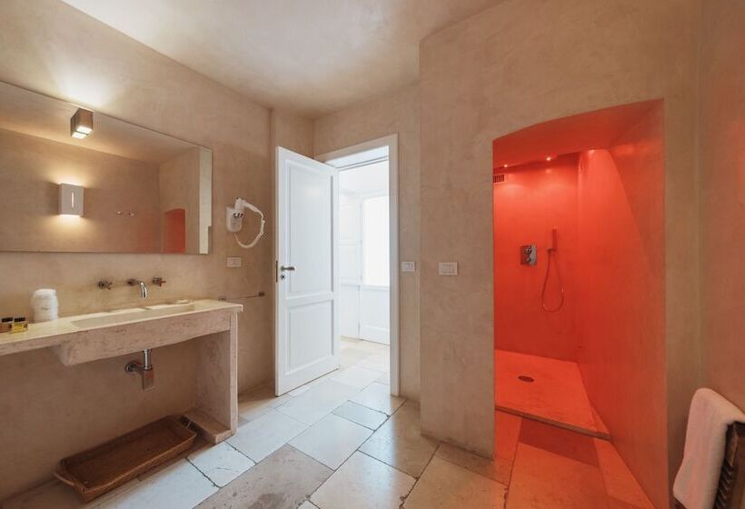 اتاق لوکس, Giovì Relais