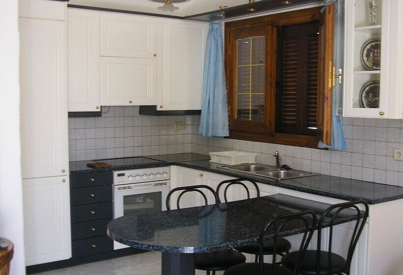 Family flat with garden view, Olympia Paxos Apartment