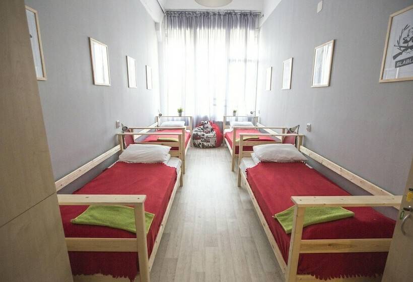 اتاق استاندارد چهارنفره با سرویس بهداشتی مشترک, Bla Bla Hostel