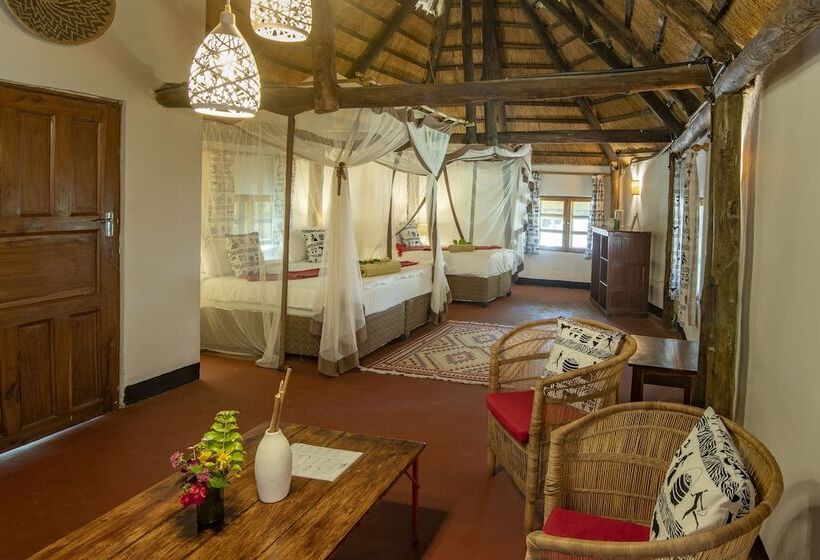 اتاق لوکس سه تخته, Pioneer Lodge Camp And Safaris