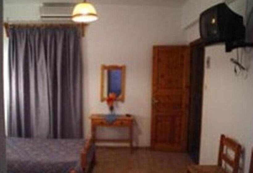اتاق استاندارد سه نفره, Christos Guesthouse