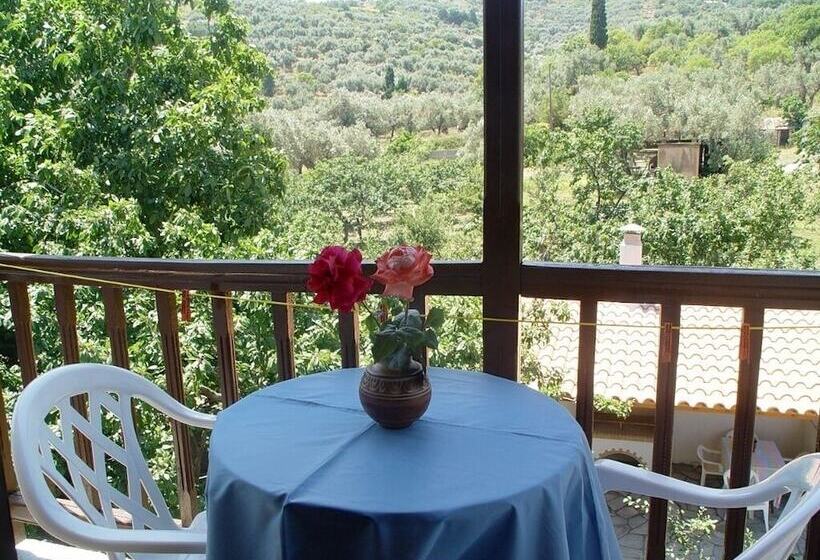 اتاق استاندارد سه نفره, Christos Guesthouse