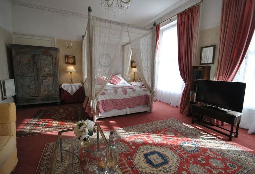 اتاق رمانتیک, Churchill Guest House