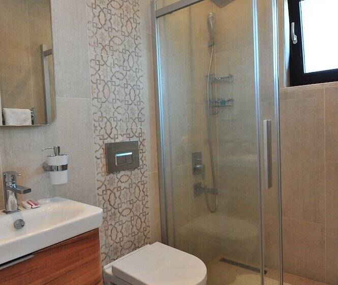 اتاق لوکس با چشم‌انداز استخر, Egehan Butik Otel