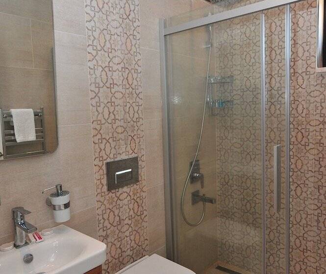 اتاق لوکس با چشم‌انداز استخر, Egehan Butik Otel