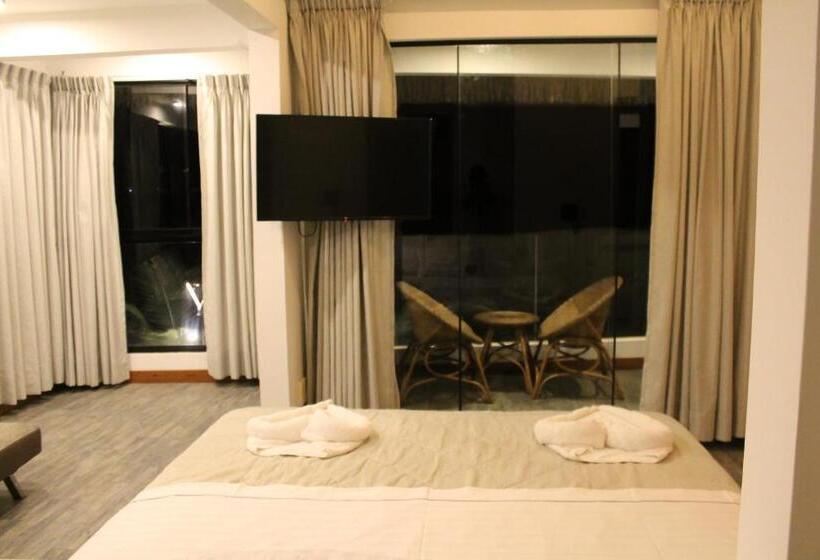 Suite with lake view, Las Hamacas